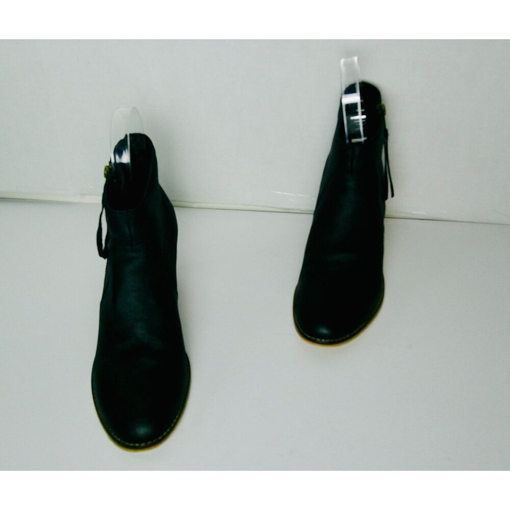 URBAN OUTFITTERS WOMENS BLACK COWBOY ANKLE BOOTIE. SIZE 9